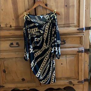 Cache top with fabulous gold chain